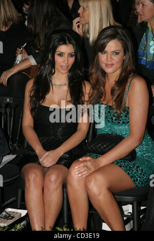 28. April 2008 - Sydney, Australien - Reality-TV-Stars KIM KARDASHIAN und ihre Schwester KHLOE KARDASHIAN front Row am ersten Tag der Frühjahr/Sommer-Kollektionen bei Rosemount Australian Fashion Week in Sydney. (Kredit-Bild: © Marianna Tag Massey/ZUMA Press) Stockfoto