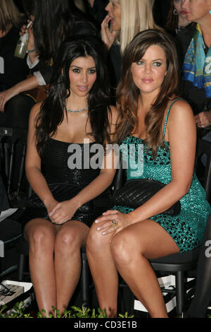 28. April 2008 - Sydney, Australien - Reality-TV-Stars KIM KARDASHIAN und ihre Schwester KHLOE KARDASHIAN front Row am ersten Tag der Frühjahr/Sommer-Kollektionen bei Rosemount Australian Fashion Week in Sydney. (Kredit-Bild: © Marianna Tag Massey/ZUMA Press) Stockfoto