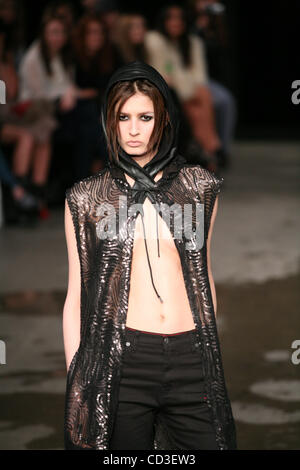 28. April 2008 - Sydney, Australien - das Model auf dem Laufsteg während der Kollektion Trimapee Frühjahr/Sommer 2008-2009 zeigen bei der Rosemount Australian Fashion Week in Sydney. (Kredit-Bild: © Marianna Tag Massey/ZUMA Press) Stockfoto