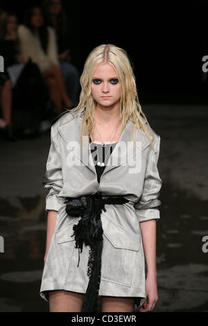 28. April 2008 - Sydney, Australien - das Model auf dem Laufsteg während der Kollektion Trimapee Frühjahr/Sommer 2008-2009 zeigen bei der Rosemount Australian Fashion Week in Sydney. (Kredit-Bild: © Marianna Tag Massey/ZUMA Press) Stockfoto