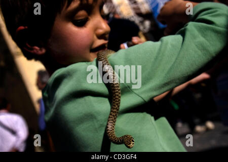 Cocullo, l ' Aquila, Italien, 1 Mai 2008 die Prozession von Snake-Catcher: am ersten Donnerstag im Mai, geben die Menschen in Cocullo, eine kleine Ansammlung von Häusern hoch in den Hügeln der Abruzzen, dank ihrem Patron Saint Domenico in eine etwas ungewöhnliche Art und Weise - sie drapieren ihn in lebendige Schlangen. St. Domenico ist Stockfoto