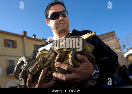 Cocullo, l ' Aquila, Italien, 1 Mai 2008 die Prozession von Snake-Catcher: am ersten Donnerstag im Mai, geben die Menschen in Cocullo, eine kleine Ansammlung von Häusern hoch in den Hügeln der Abruzzen, dank ihrem Patron Saint Domenico in eine etwas ungewöhnliche Art und Weise - sie drapieren ihn in lebendige Schlangen. St. Domenico ist Stockfoto