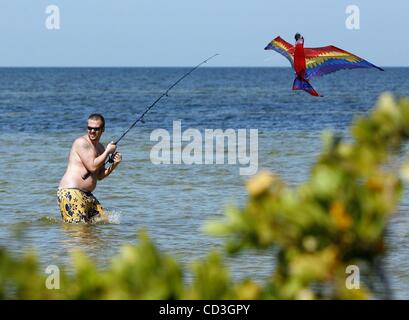 1. Mai 2008 - Hols New Port Richey, Florida, USA - MITCH COLLINS, 24, aus Spring Hill, in seinem Kite mit einer Rute und Rolle während des Fluges es über der Küste bei "Green Key" Donnerstag Morgen. Collins sagte, verließ er die traditionellen Kunststoff handheld Kite Zeichenfolge Halterung für eine Rute und Rolle um ihn fliegen zu ermöglichen Stockfoto