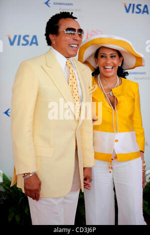 -Sänger Smokey Robinson und seine Frau, Frances Glandney, kamen die 134. läuft das Kentucky Derby Samstag, 3. Mai 2008, in Churchill Downs in Louisville, Kentucky Foto von Angela Baldridge Stockfoto