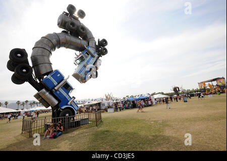 4. Mai 2008 - Indio, Kalifornien; USA - Big Rig-Jig auf dem Display als Kunst am Festival einen allgemeinen Überblick über die Atmosphäre in der Postkutsche California Country Music Festival, das über drei Tage im Feld Empire Polo befindet sich in der Wüste von Kalifornien stattfindet.  Copyright 2008 Jason Moor Stockfoto