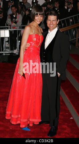 5. Mai 2008 - New York, NY, USA - Schauspielerin KATIE HOLMES und Schauspieler TOM CRUISE bei der Ankunft für die "Superhelden: Mode und Fantasie" Costume Institute Gala im Metropolitan Museum of Art statt. (Kredit-Bild: © Nancy Kaszerman/ZUMA Press) Stockfoto