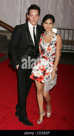 5. Mai 2008 - New York, NY, USA - Schauspieler JONATHAN RHYS MEYERS und Freundin REENA HAMMER an die "Superhelden: Mode und Fantasie" Costume Institute Gala im Metropolitan Museum of Art statt. (Kredit-Bild: © Nancy Kaszerman/ZUMA Press) Stockfoto