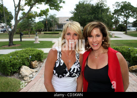 050508 Fh Hindernislauf 0052528A Personal Photo by Bruce R. Bennett mit Märchen von Paul Lomartire--Palm Beach Gardens--Cindi Bühne (Cq, links) Maureen Barber (Cq, rechts). NICHT FÜR DEN VERTRIEB AUßERHALB COX PAPERS. PALM BEACH, BROWARD, MARTIN, ST. LUCIE, INDIAN RIVER UND OKEECHOBEE COUNTY IN FLORIDE Stockfoto