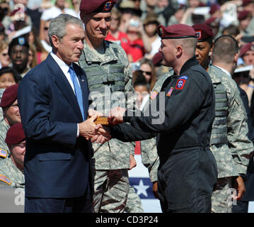22. Mai 2008 - Fort Bragg, North Carolina; USA - Präsident George W. Bush erhielt ein Geschenk von der 82nd Airborne Fallschirmjäger, als er mit United States Army Soldaten von Fort Bragg Militärstützpunkt nach Hause von der 82. US-Luftlandedivision besucht.  Präsident Bush sprach mit uns Soldaten auf Hecht im Rahmen des t Stockfoto
