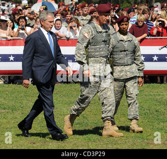 22. Mai 2008 - Fort Bragg, North Carolina; USA - (L-R) Präsident GEORGE w. BUSH, kommandierenden Generalmajor DAVID RODRIGUEZ und Command Sergeant Major THOMAS R. CAPEL besucht mit Vereinigte Staaten Armeesoldaten von Fort Bragg Militärstützpunkt nach Hause von der 82. US-Luftlandedivision.  Präsident Bush sprach mit uns verkauft Stockfoto