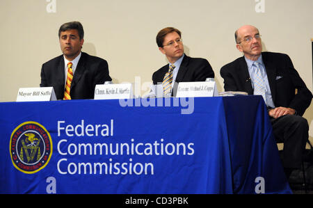 27. Mai 2008 - Wilmington, North Carolina; USA - Wilmington Bürgermeister BILL SAFFO (L-R), Federal Communications Commission Chairman KEVIN J. MARTIN und FCC-Kommissar MICHAEL J. COPPS spricht mit Bürgern und Unternehmern aus um Land auf die bevorstehende Umstellung auf digitales Fernsehen, das geht Stockfoto