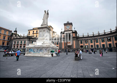 29. Mai 2008 - Neapel, Italien - Piazza Dante ist einem großen öffentlichen Platz in Neapel, Italien, benannt nach dem Dichter Dante Alighieri. Das Quadrat ist eine aus dem 19. Jahrhundert Statue des Dichters, geformt durch Tito Angelini dominiert. (Bild Kredit: ¬ © Pete Marovich/ZUMA drücken) Stockfoto