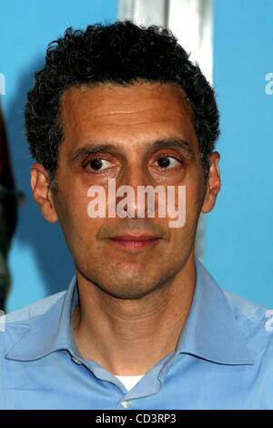 4. Juni 2008 - New York, New York, US - K58542ML.'' SIE LEG DICH NICHT MIT ZOHAN AN "PREMIERE. ZIEGFELD THEATER, NEW YORK New York 04.06.2008.  -2008.John Turturro (Kredit-Bild: © Mitchell Levy/Globe Photos/ZUMAPRESS.com) Stockfoto