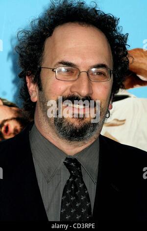4. Juni 2008 - New York, New York, US - K58542ML.'' SIE LEG DICH NICHT MIT ZOHAN AN "PREMIERE. ZIEGFELD THEATER, NEW YORK New York 04.06.2008.  -2008.Robert Smigel (Kredit-Bild: © Mitchell Levy/Globe Photos/ZUMAPRESS.com) Stockfoto