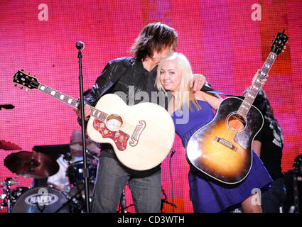 8. Juni 2008 - Nashville, Tennessee; USA - Musiker Cyrus und seine Tochter BRANDI CYRUS tritt am Tresor Konzertbühnen im LP Field im Rahmen des 2008 CMA Music Festival.  Das CMA Music Festival ist das weltweit größte Country Music Festival.  Die 4-tägige jährliche Veranstaltung findet aus Daunen Stockfoto