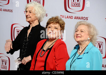 (L-R) Bea Arthur, Rue McClanahan und Betty White erreichen wieder auf 8. Juni 2008 6. jährlichen "TV Land Awards" in Santa Monica, Calif. (L) Beatrice Arthur die Schauspielerin, deren gestochen scharfe Lieferung von Komödie eine TV-Star in der Hit machte, zeigt "Maude" und "The Golden Girls" und wer gewann einen Tony A Stockfoto