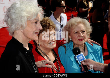 (L-R) Bea Arthur, Rue McClanahan und Betty White erreichen wieder auf 8. Juni 2008 6. jährlichen "TV Land Awards" in Santa Monica, Calif. (L) Beatrice Arthur die Schauspielerin, deren gestochen scharfe Lieferung von Komödie eine TV-Star in der Hit machte, zeigt "Maude" und "The Golden Girls" und wer gewann einen Tony A Stockfoto