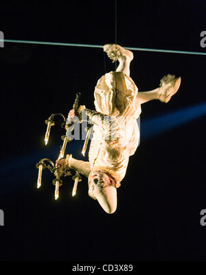 Der weiße Clown gespielt von David Figlioli geht eine Gratwanderung kopfüber im Cirque du Soleil Corteo während der Generalprobe Show für Corteo eine Woche laufen in Vancouver, British Columbia, 11. Juni 2008.    (UPI Photo/Heinz Ruckemann) Stockfoto