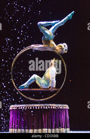 Valentina (oben) und Grigor Pahlevanyan führen das Adagio-Duett im Cirque du Soleil Corteo während der Generalprobe Show für Corteo eine Woche laufen in Vancouver, British Columbia, 11. Juni 2008.    (UPI Photo/Heinz Ruckemann) Stockfoto