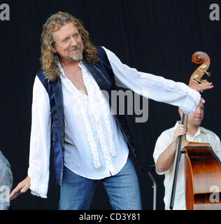 15. Juni 2008 - Manchester, Tennessee, USA - Sänger ROBERT PLANT tritt wie es aktuelle 2008 Tour Station an der Bonnaroo Music and Arts Festival macht. Die viertägige mehrstufige camping Festival zieht mehr als 90.000 Musikfans und findet auf einer 700 Hektar großen Farm in Tennessee.   Copyright 2008 Jason Stockfoto