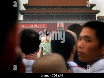 15. Juni 2008 - Peking, China - A chinesische Soldier steht Wache am Tiananmen-Platz in Peking... nicht published.color korrigiert und getönten (Credit-Bild: © Jed Conklin/ZUMApress.com) Stockfoto