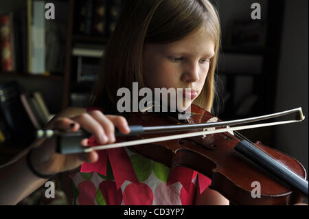 Indianapolis IN--Acht-jährige Alyssa Winter ihre Geige zu Hause täglich praktiziert und nimmt Privatunterricht von einem Verwandten, wenn sie können. Während Musikprogramme werden getrimmt oder geschnitten in öffentlichen Schulen im ganzen Land, entschlossenen Studenten wird einen Weg finden, zu lernen, musikalische Instrum spielen Stockfoto