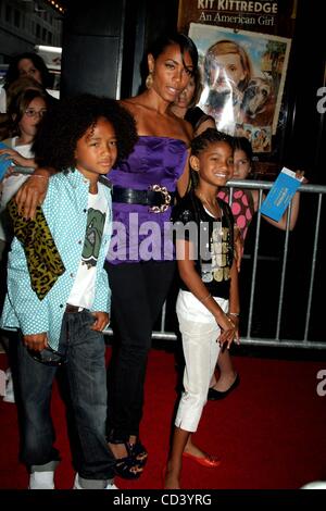 19. Juni 2008 - New York, New York, US - K58717ML. DIE PREMIERE des KIT KITTREDDGE: AN AMERICAN GIRL im ZIEGFELD THEATER IN New York City am 19.06.2008.  . JADEN SMITH, WILLOW SMITH, JADA PINKETT SMITH.  -2008. (Kredit-Bild: © Mitchell Levy/Globe Photos/ZUMAPRESS.com) Stockfoto