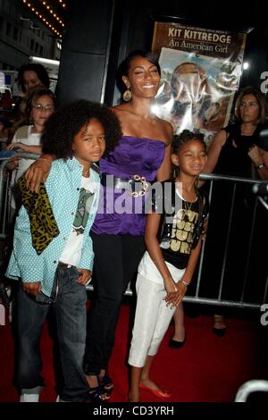 19. Juni 2008 - New York, New York, US - K58717ML. DIE PREMIERE des KIT KITTREDDGE: AN AMERICAN GIRL im ZIEGFELD THEATER IN New York City am 19.06.2008.  . JADEN SMITH, WILLOW SMITH, JADA PINKETT SMITH.  -2008. (Kredit-Bild: © Mitchell Levy/Globe Photos/ZUMAPRESS.com) Stockfoto