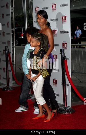 19. Juni 2008 - New York, New York, US - K58717ML. DIE PREMIERE des KIT KITTREDDGE: AN AMERICAN GIRL im ZIEGFELD THEATER IN New York City am 19.06.2008.  . JADEN SMITH, WILLOW SMITH, JADA PINKETT SMITH.  -2008. (Kredit-Bild: © Mitchell Levy/Globe Photos/ZUMAPRESS.com) Stockfoto