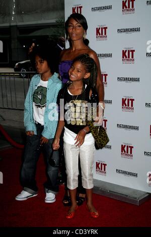 19. Juni 2008 - New York, New York, US - K58717ML. DIE PREMIERE des KIT KITTREDDGE: AN AMERICAN GIRL im ZIEGFELD THEATER IN New York City am 19.06.2008.  . JADEN SMITH, WILLOW SMITH, JADA PINKETT SMITH.  -2008. (Kredit-Bild: © Mitchell Levy/Globe Photos/ZUMAPRESS.com) Stockfoto