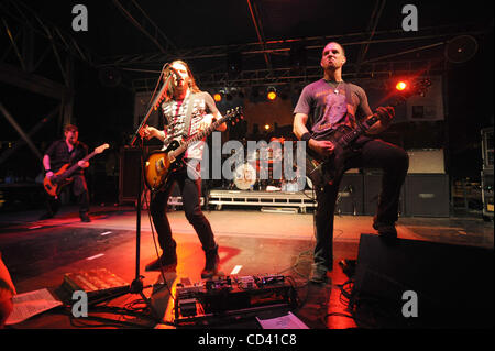 12. Juli 2008 - Raleigh, North Carolina; USA - (L-R) Bass-Gitarrist BRIAN MARSHALL, Sänger MYLES KENNEDY, Drummer SCOTT PHILLIPS und Gitarrist MARK TREMONTI der Band Alter Bridge live führt wie es 2008 Tour Halt in Moores Square Park als Teil der Raleigh Downtown Live-Konzertreihe macht Stockfoto