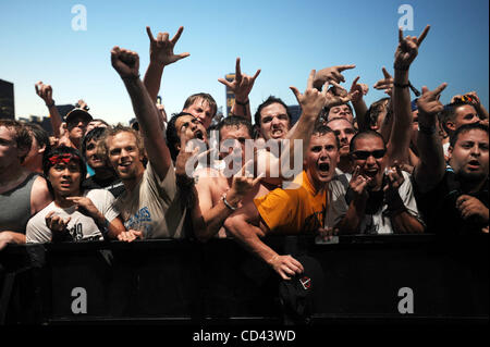 2. August 2008 - Chicago, Illinois, USA - Fans zeigen ihre Unterstützung während des Wartens auf die Band Rage Against the Machine zu sehen, wie sie das 2008 Lollapalooza Musikfestival zu besuchen.  Das dreitägige mehrstufige Musikfestival wird locken Tausende von Musik, die Fans zu Grant Park im Zentrum von Chicago entfernt.  Copyri Stockfoto