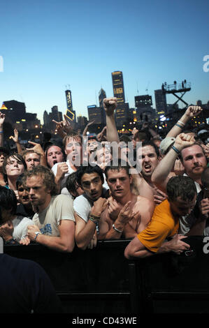 2. August 2008 - Chicago, Illinois, USA - Fans zeigen ihre Unterstützung während des Wartens auf die Band Rage Against the Machine zu sehen, wie sie das 2008 Lollapalooza Musikfestival zu besuchen.  Das dreitägige mehrstufige Musikfestival wird locken Tausende von Musik, die Fans zu Grant Park im Zentrum von Chicago entfernt.  Copyri Stockfoto