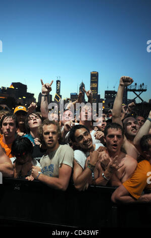 2. August 2008 - Chicago, Illinois, USA - Fans zeigen ihre Unterstützung während des Wartens auf die Band Rage Against the Machine zu sehen, wie sie das 2008 Lollapalooza Musikfestival zu besuchen.  Das dreitägige mehrstufige Musikfestival wird locken Tausende von Musik, die Fans zu Grant Park im Zentrum von Chicago entfernt.  Copyri Stockfoto