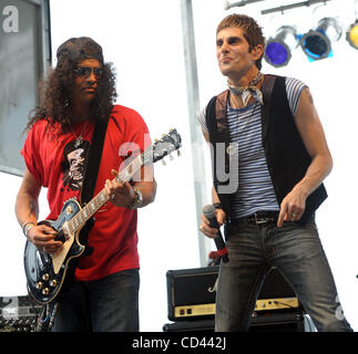 3. August 2008 - Chicago, Illinois, USA - Sänger PERRY FARRELL und Gitarrist SLASH führt in der Kidzapalooza Phase im Rahmen des Musikfestivals 2008 Lollapalooza.  Das dreitägige mehrstufige Musikfestival wird locken Tausende von Musik, die Fans zu Grant Park im Zentrum von Chicago entfernt.  Copyright 200 Stockfoto