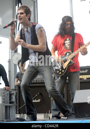 3. August 2008 - Chicago, Illinois, USA - Sänger PERRY FARRELL und Gitarrist SLASH führt in der Kidzapalooza Phase im Rahmen des Musikfestivals 2008 Lollapalooza.  Das dreitägige mehrstufige Musikfestival wird locken Tausende von Musik, die Fans zu Grant Park im Zentrum von Chicago entfernt.  Copyright 200 Stockfoto