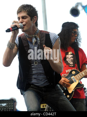 3. August 2008 - Chicago, Illinois, USA - Sänger PERRY FARRELL und Gitarrist SLASH führt in der Kidzapalooza Phase im Rahmen des Musikfestivals 2008 Lollapalooza.  Das dreitägige mehrstufige Musikfestival wird locken Tausende von Musik, die Fans zu Grant Park im Zentrum von Chicago entfernt.  Copyright 200 Stockfoto