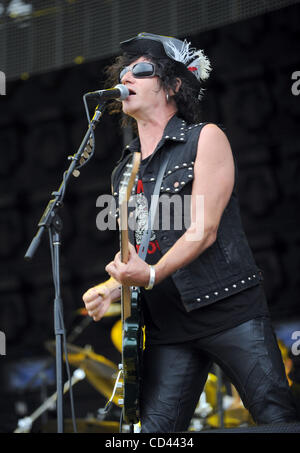 3. August 2008 - Chicago, Illinois, USA - Sänger / Gitarrist DANIEL ASH von der Band Love and Rockets tritt im Rahmen des Musikfestivals 2008 Lollapalooza.  Das dreitägige mehrstufige Musikfestival wird locken Tausende von Musik, die Fans zu Grant Park im Zentrum von Chicago entfernt.  Copyright 2008 J Stockfoto