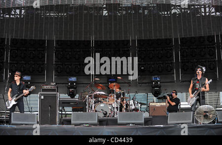 3. August 2008 - Chicago, Illinois, USA - (R-L) Sänger / Gitarrist DANIEL ASH und Schlagzeuger KEVIN HASKINS und Bass-Gitarrist DAVID J von der Band Love Raketen tritt im Rahmen des Musikfestivals 2008 Lollapalooza.  Das dreitägige mehrstufige Musikfestival lockt Tausende von Musikfans auf G Stockfoto