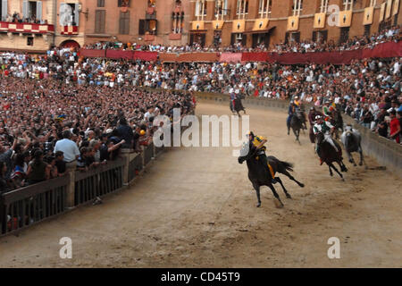 Siena, 16.08.2008 jeden ersten Tag Juli und jeden 16. August in Siena, eine alte und schöne Stadt in der Region Toskana in Midle Italiens, ist wichtig und typisch mittelalterliche Veranstaltung gefeiert. Der Palio. Der Palio ist eine historische weltliche Tradition eng verbunden mit dem Ursprung Stockfoto