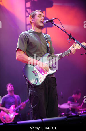 27. August 2008 - Raleigh, North Carolina; USA - Sänger / Gitarrist JOHN MAYER tritt als seine 2008 Tour macht Halt in der Time Warner Cable Musikpavillon befindet sich in North Carolina.  Copyright 2008 Jason Moore. Obligatorische Credit: Jason Moore Stockfoto