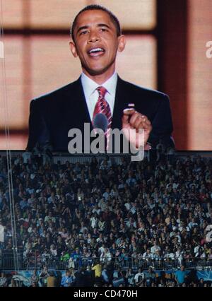 4. November 2008 - BARACK OBAMA gewählt, 44. Präsident der Vereinigten Staaten von America.Aug 28, 2008 - Denver, Colorado, USA - Barack Obama Bild auf der Leinwand da spricht er im Invesco Field in der letzten Nacht 2008 Democratic National Convention in Denver. Teilnahme am letzten Abend der t Stockfoto
