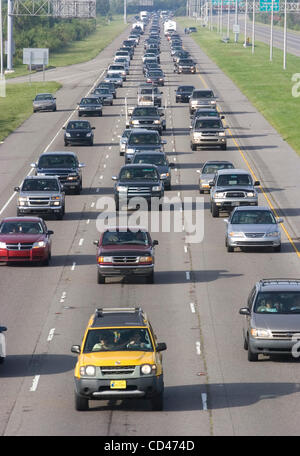 New Orleans evakuierten fliehen vor den herannahenden Hurrikan Gustav entlang der Interstate 10 in New Orleans, Louisiana, USA am 31. August 2008. New Orleans Bürgermeister Ray Nagin kündigte eine Dämmerung zu Dämmerung Sperrstunde in der Stadt heute Abend ab. Stockfoto