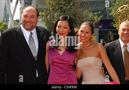 13. September 2008 - Hollywood, Kalifornien, US - I13707PR. DER 2008 CREATIVE ARTS PRIMETIME EMMY AWARDS IM NOKIA THEATER IN LOS ANGELES 13.09.2008 STATT.  --JAMES GANDOLFINI mit Frau DEBORAH LIN und Tochter (Kredit-Bild: © Phil Roach/Globe Photos/ZUMAPRESS.com) Stockfoto