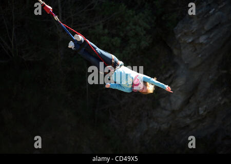 Sep 17, 2008 - Queenstown, Südinsel, Neuseeland - A Bungee Jumper nimmt den Sprung an die AJ Hackett bungy jumping auf der Südinsel Neuseelands in Queenstown. (Kredit-Bild: © Marianna Tag Massey/ZUMA Press) Stockfoto