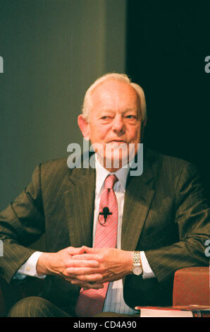 20. September 2008 - Austin, Texas, US - K59908JN. CBS NEWS SENIOR KORRESPONDENT UND GASTGEBER DER FACE THE NATION BOB SCHIEFFER AT ST. EDWARDS UNIVERSITÄT IN AUSTIN, TEXAS FÖRDERUNG SEINER NEUER BUCHEN '' BOB SCHIEFFER AMERIKA '', PRÄSENTIERT VON BOOKPEOPLE 19.09.2008. JEFF J NEWMAN-(Kredit-Bild: © Jeff Newman / Stockfoto