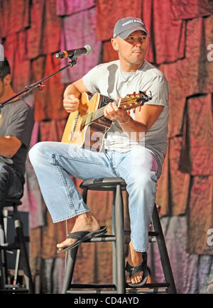 Sep 20, 2008 - Mansfield, Massachusetts; USA - führt Musiker KENNY CHESNEY live als Teil der 2008 Farm Aid Benefiz-Konzert, das einem ausverkauften Publikum im Comcast Center in Massachusetts stattfand. Copyright 2008 Jason Moore. Obligatorische Credit: Jason Moore Stockfoto