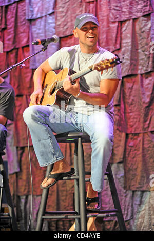 Sep 20, 2008 - Mansfield, Massachusetts; USA - führt Musiker KENNY CHESNEY live als Teil der 2008 Farm Aid Benefiz-Konzert, das einem ausverkauften Publikum im Comcast Center in Massachusetts stattfand. Copyright 2008 Jason Moore. Obligatorische Credit: Jason Moore Stockfoto