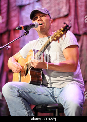 Sep 20, 2008 - Mansfield, Massachusetts; USA - führt Musiker KENNY CHESNEY live als Teil der 2008 Farm Aid Benefiz-Konzert, das einem ausverkauften Publikum im Comcast Center in Massachusetts stattfand. Copyright 2008 Jason Moore. Obligatorische Credit: Jason Moore Stockfoto