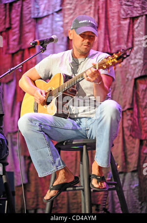 Sep 20, 2008 - Mansfield, Massachusetts; USA - führt Musiker KENNY CHESNEY live als Teil der 2008 Farm Aid Benefiz-Konzert, das einem ausverkauften Publikum im Comcast Center in Massachusetts stattfand. Copyright 2008 Jason Moore. Obligatorische Credit: Jason Moore Stockfoto